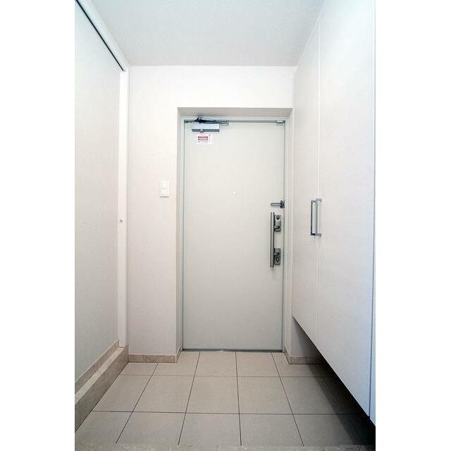 ※写真は同タイプ住戸です。(玄関)