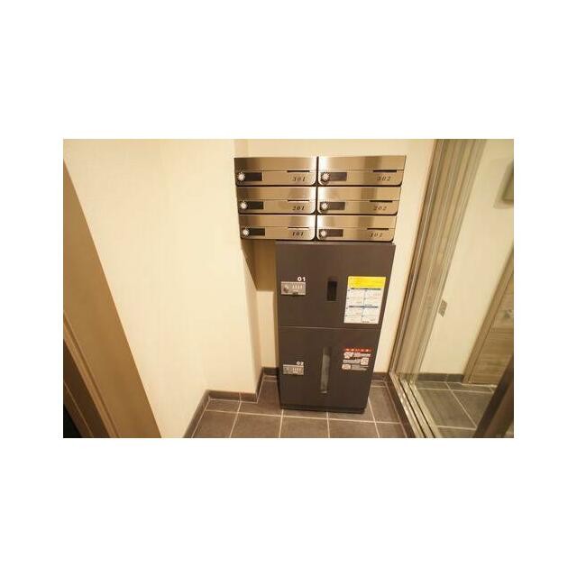 ★オート入口には宅配ボックスを設置しています★(その他建物画像)