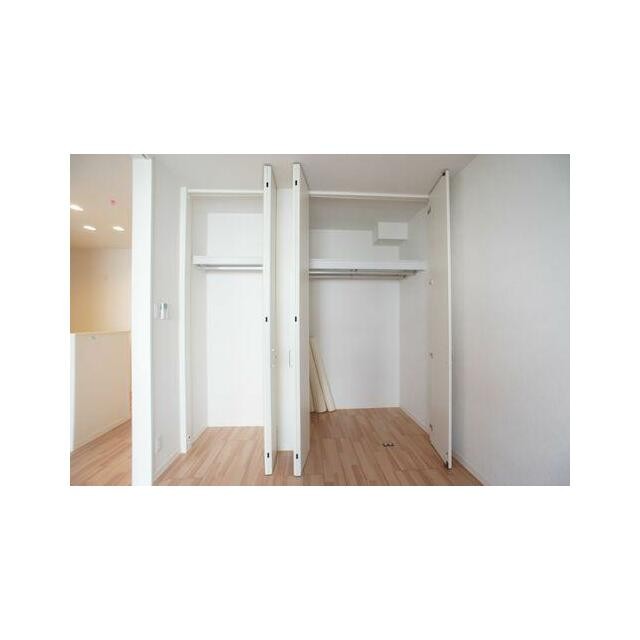 【収納】収納内にはパイプハンガーが付いていて洋服をかけることができます(内装)