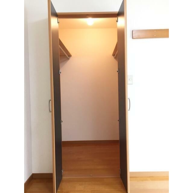 ウォークインクローゼット ※写真は同タイプ別室のものです(内装)