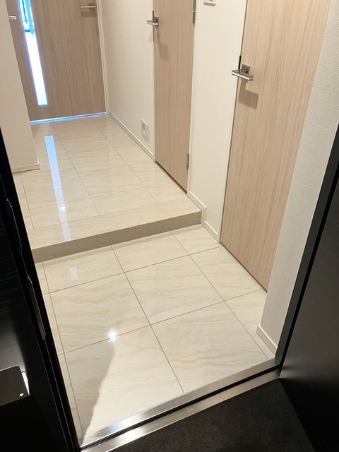 ※写真は同タイプ住戸です。(玄関)