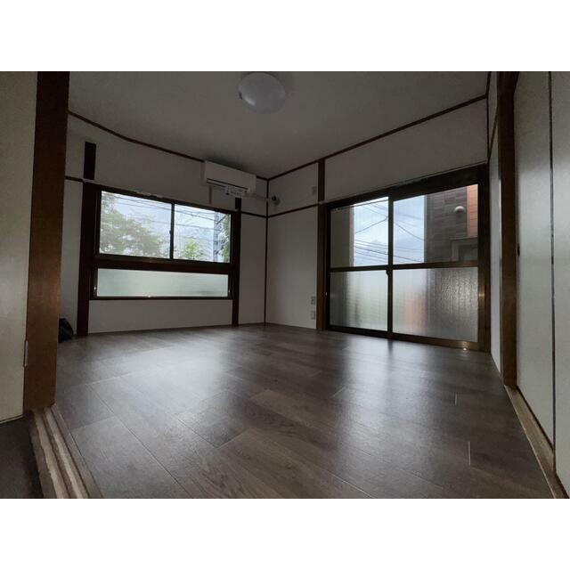 こちらは約6畳の洋室になります！(居間)