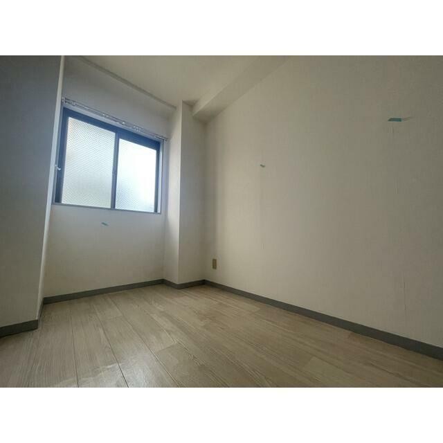 洋室4.5帖 玄関横のお部屋です(居間)