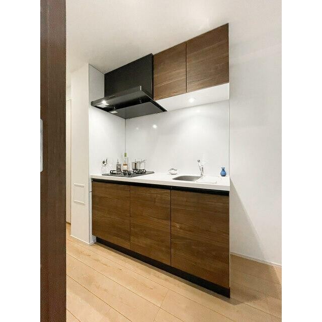家具/調度品に関しては配置例を示したもので実際の賃貸には含まれません(キッチン)