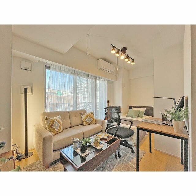家具/調度品に関しては配置例を示したもので実際の賃貸には含まれません(居間)