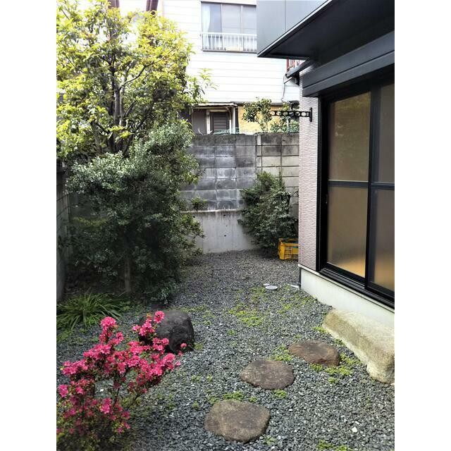 植栽が豊かな敷地内スペース