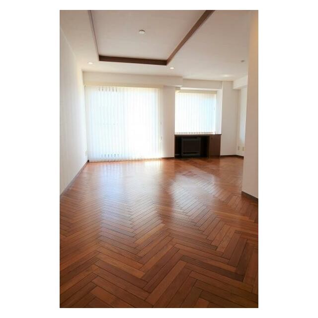 おしゃれなヘリンボーン床です。(居間)