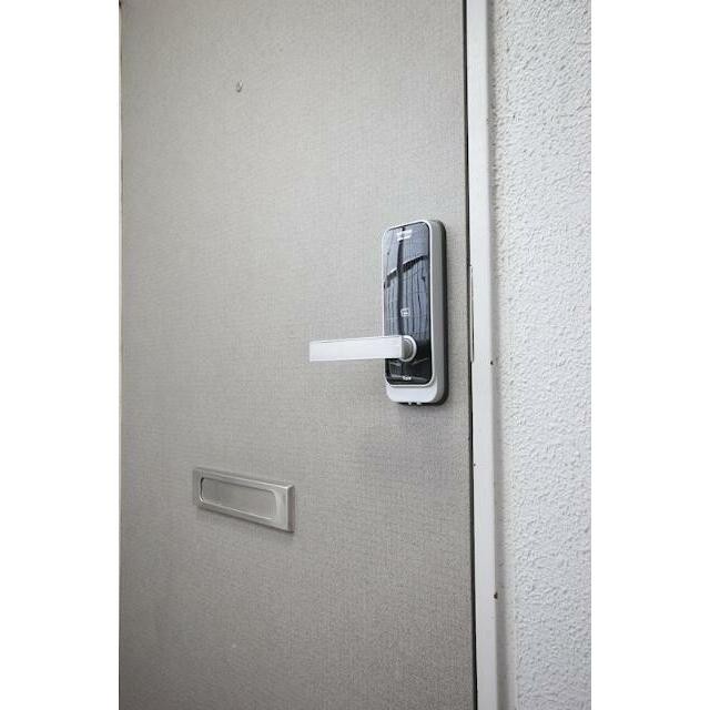 不正解錠に強いスマートカード式電子ロックのドアハンドルを採用(玄関)