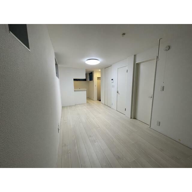 扉は片面にまとまっているので、反対側に家具等が置きやすくなっています(居間)