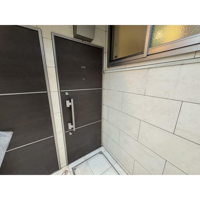 一番奥のお部屋になります(玄関)