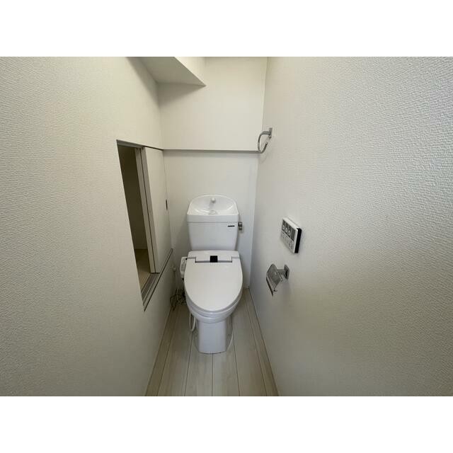 横に引き戸付きの収納があります(内装)