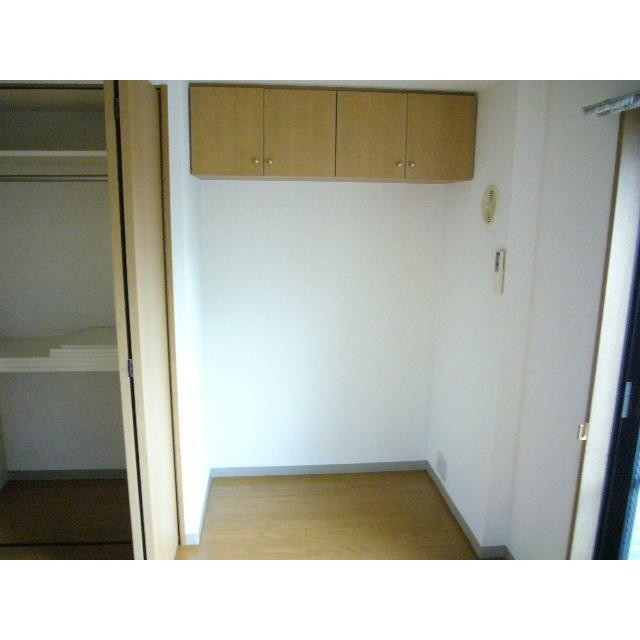 洋室奥にあるデスクスペース