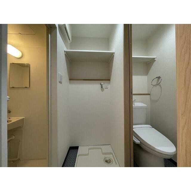 【参考写真】洗濯機上にも棚があり便利です。(内装)