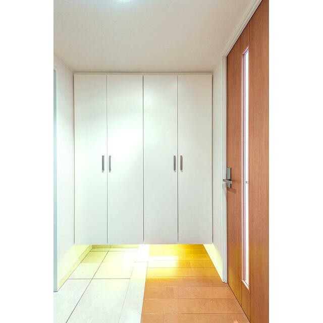 ※写真は同タイプ住戸です。(玄関)