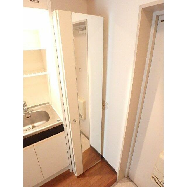 玄関に姿見鏡付！