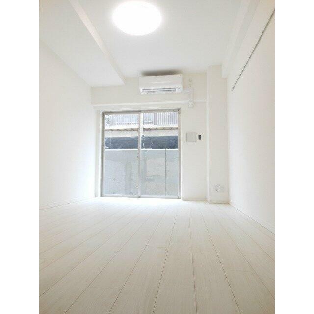 ホワイトフローリングの明るいお部屋です！(居間)