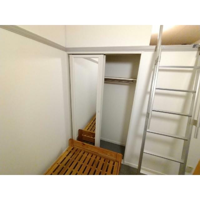 開き戸が姿見になっています。(居間)