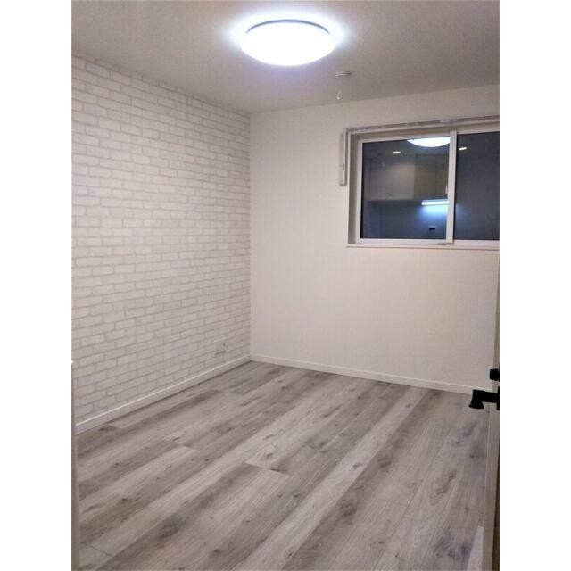 ホワイトオーク系の建具を使用した落ち着きのある室内(居間)