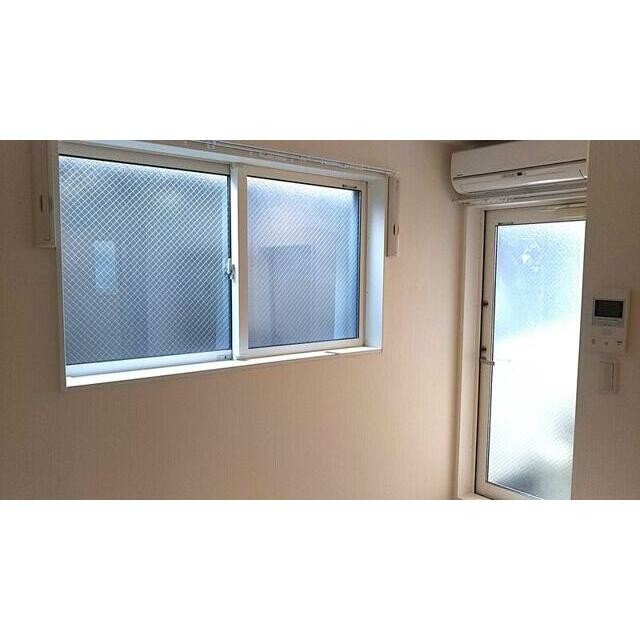 2面採光の明るい室内