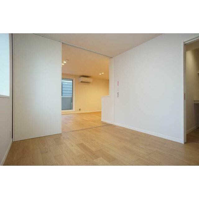 洋室とリビングは建具で仕切られます。