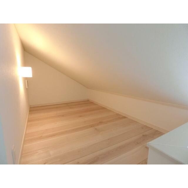 ロフトへは階段で楽々上り下り♪側面はクローゼット＆棚になっています！