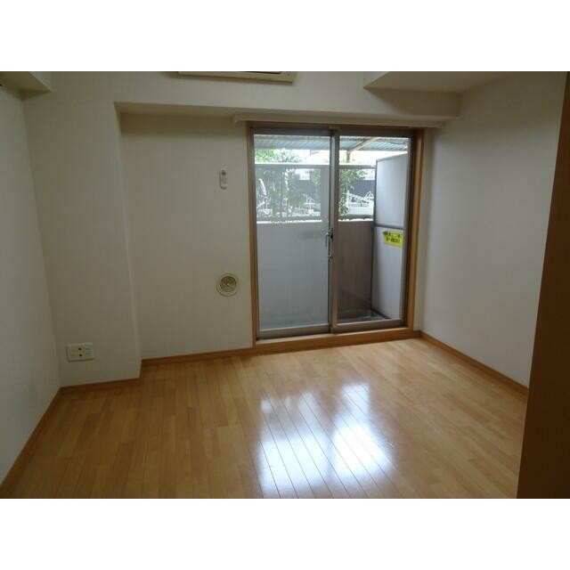 白い壁に明るい色の床と建具で優しい印象のお部屋です(居間)