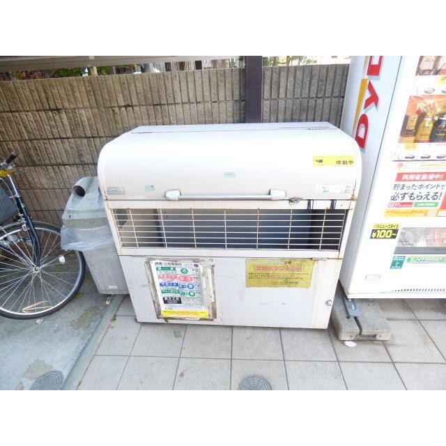 ゴミ捨て場、自販機
