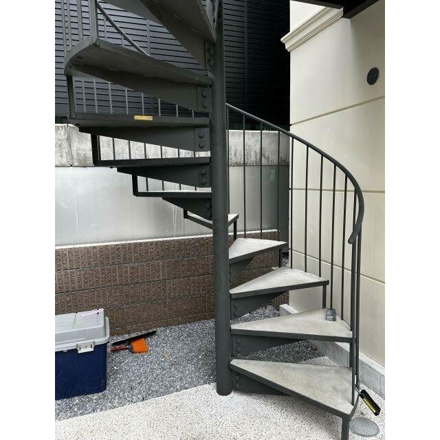 玄関前の203号室専用階段