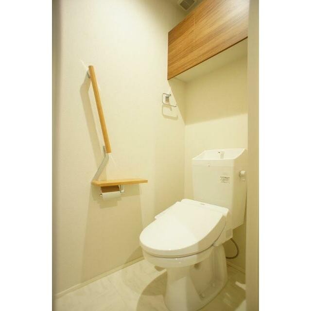 トイレは温水洗浄便座付！ ストック品の保管に便利な上部棚が設けられています。(内装)
