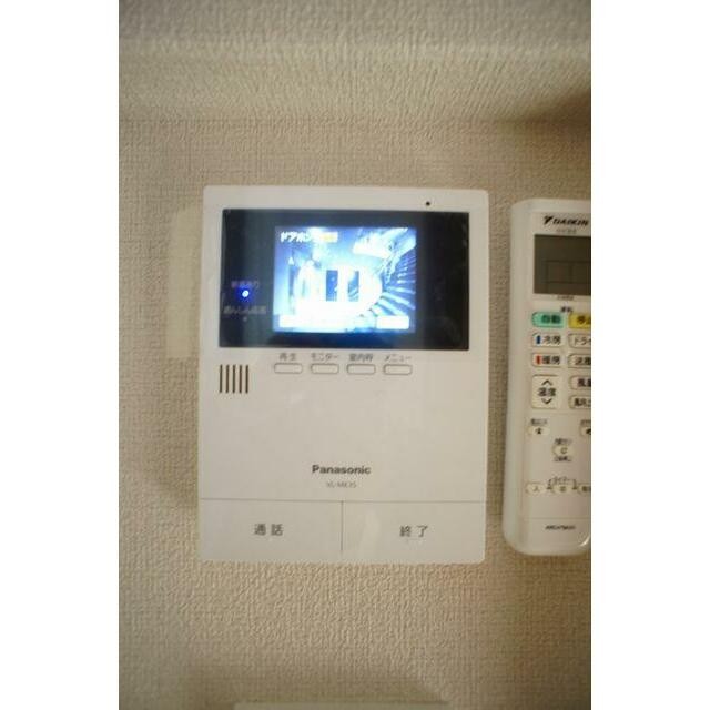 不在時でも訪問者が記録される録画機能付カラーTVインターホンが設置されています。