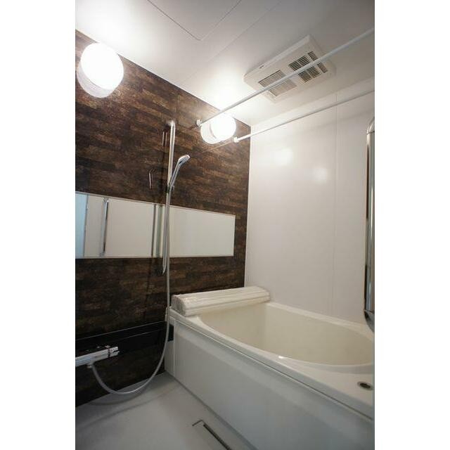 浴室には、雨の日でも洗濯物を乾かす事が出来る暖房乾燥機が付いています。(風呂)