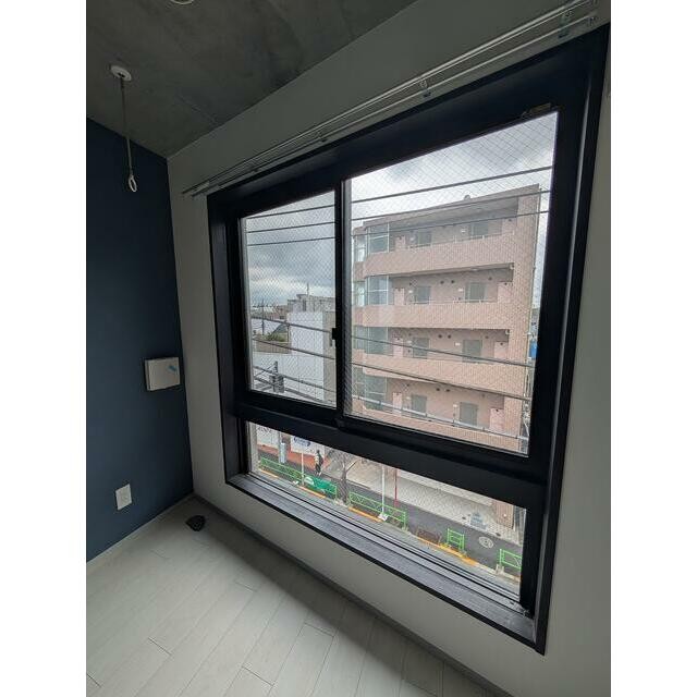壁一杯の明るい窓