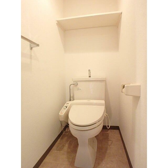 コンパクトで使いやすいトイレです(内装)