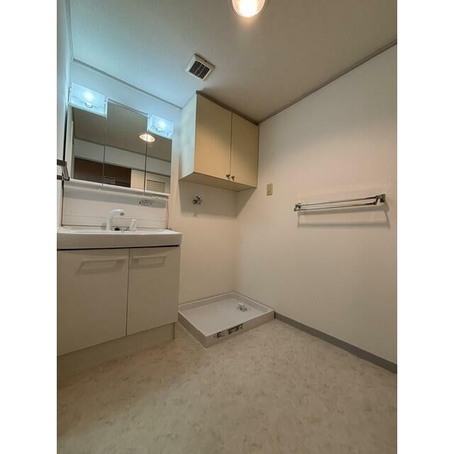 独立洗面台と洗濯機置き場(内装)
