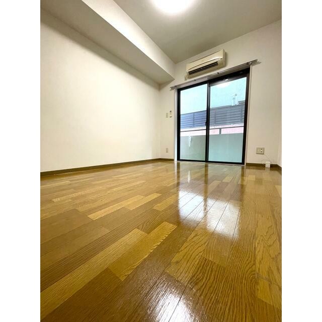 エアコン・照明付きで、入居後すぐに生活を始められるお部屋です♪(居間)