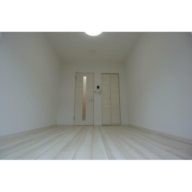 天井、壁、床を白で統一した落ち着いた雰囲気の室内です