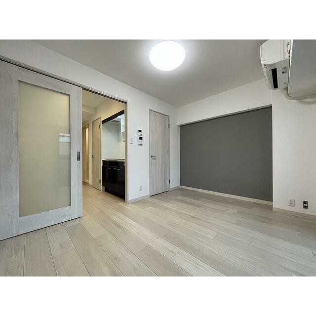 同間取り別住戸の写真です(居間)