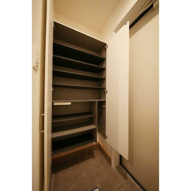 大容量の玄関収納です。両開きの収納になります。(玄関)