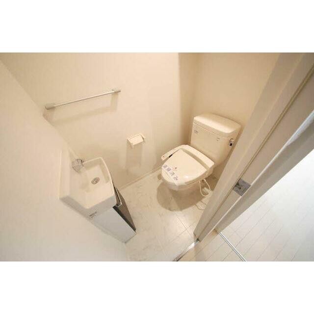 トイレには洗浄機能付き便座設置済みです。専用手洗いも付いています。(内装)
