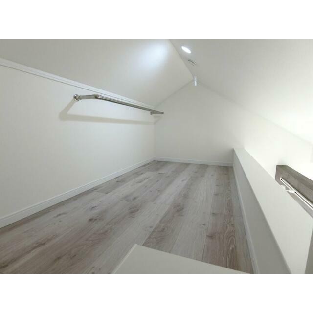 階段で上がれるロフトは、大型収納や寝室としても使えそうです。