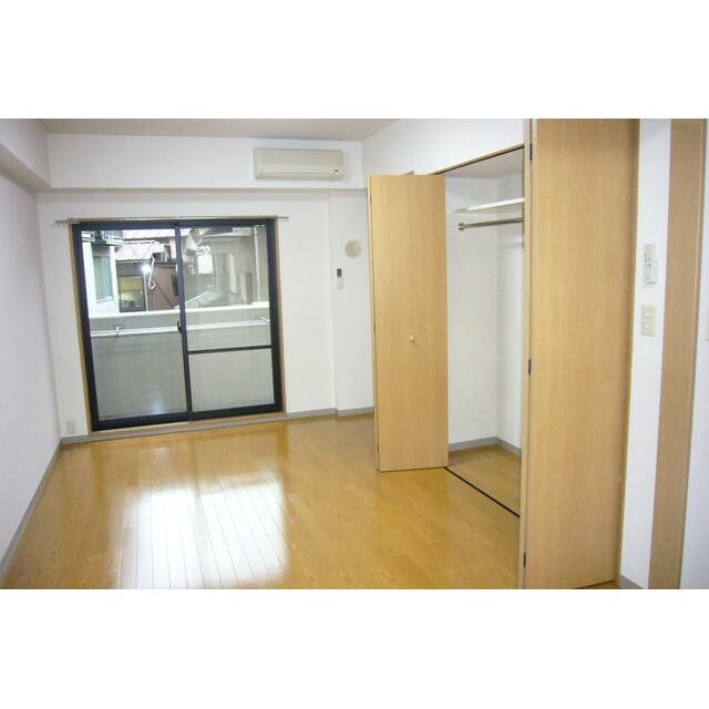 洋室約8帖(居間)