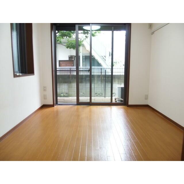 角部屋・2面採光！通風性も良好♪(居間)