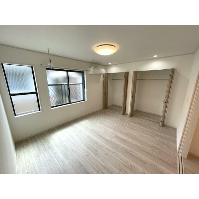 洋室は8帖。ナチュラルな木目調の床材・建具を使用しており、温かい空間を演出しております♪