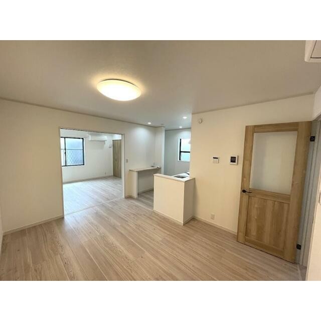 ナチュラルな木目調の床材・建具を使用しており、温かい空間を演出しております♪(居間)