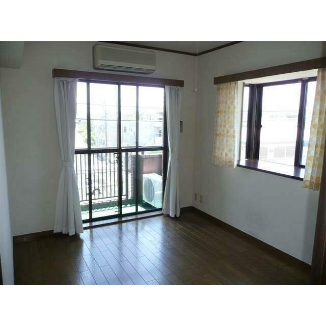 洋室5.5帖・2面採光(居間)