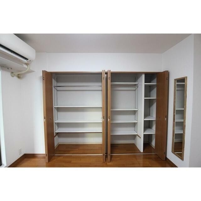 収納も広々♪姿見鏡あり！※現況優先(内装)