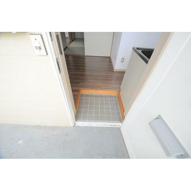 201号室のお写真です。（参照）(玄関)