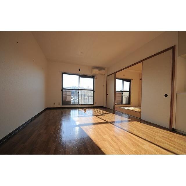別のお部屋のお写真になります。(居間)