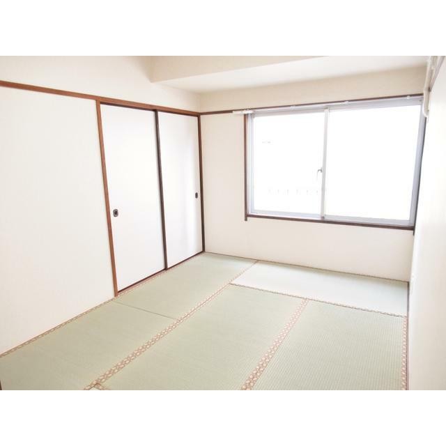 6帖の和室。南向き・陽当たり良好です