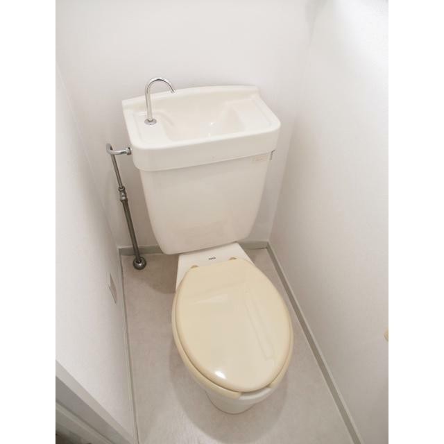 トイレにも窓あります(内装)